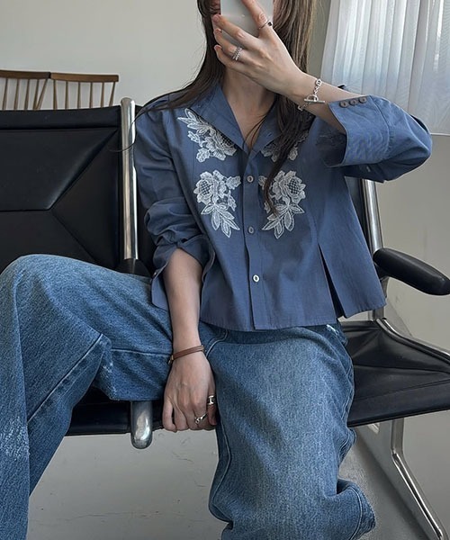 WILLFULLY(ウィルフリー)の「hem tuck motif lace short SH(シャツ/ブラウス・レディース・ベージュ/サックスブルー/インディゴブルー/アイボリー・FREE)」の4枚目の写真