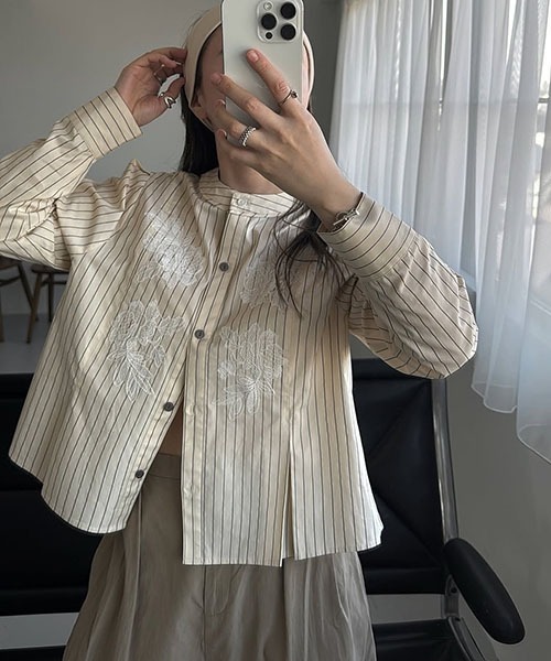 WILLFULLY(ウィルフリー)の「hem tuck motif lace short SH(シャツ/ブラウス・レディース・ベージュ/サックスブルー/インディゴブルー/アイボリー・FREE)」の6枚目の写真