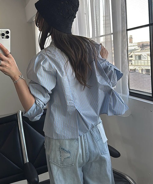 WILLFULLY(ウィルフリー)の「hem tuck motif lace short SH(シャツ/ブラウス・レディース・ベージュ/サックスブルー/インディゴブルー/アイボリー・FREE)」の9枚目の写真