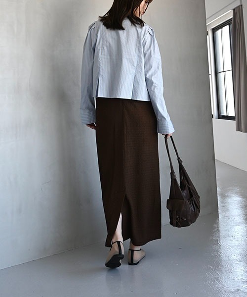 WILLFULLY(ウィルフリー)の「hem tuck motif lace short SH(シャツ/ブラウス・レディース・ベージュ/サックスブルー/インディゴブルー/アイボリー・FREE)」の16枚目の写真