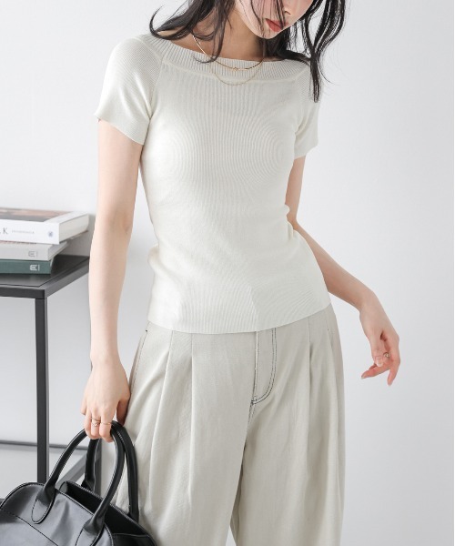 AMELY(エミリー)の「ボートネック リブニット(ニット/セーター・レディース・ブラック/ベージュ/オフホワイト/グレー・フリー)」の5枚目の写真