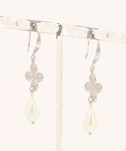 tone（トーン）の「【Astyle】silverflower×pearlステンレスピアス(MA)（ピアス（両耳用）・レディース・シルバー・FREE）」の2枚目の写真