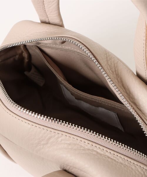 Beau're（ヴュレ）の「【BEAURE】カウレザ― ショルダー付ミニボストンバッグ B-25416（ボストンバッグ・レディース・アイボリー/ブラック/グレイッシュブルー/ブラウン・FREE）」の9枚目の写真