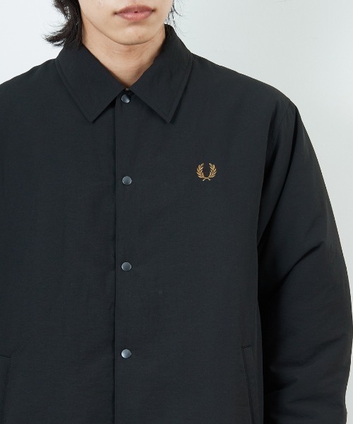 FRED PERRY（フレッドペリー）の「[FRED PERRY/フレッドペリー] 別注 パデッドボタン 中綿ジャケット（ブルゾン・レディース・ブラック/ネイビー・S/M/L）」の5枚目の写真