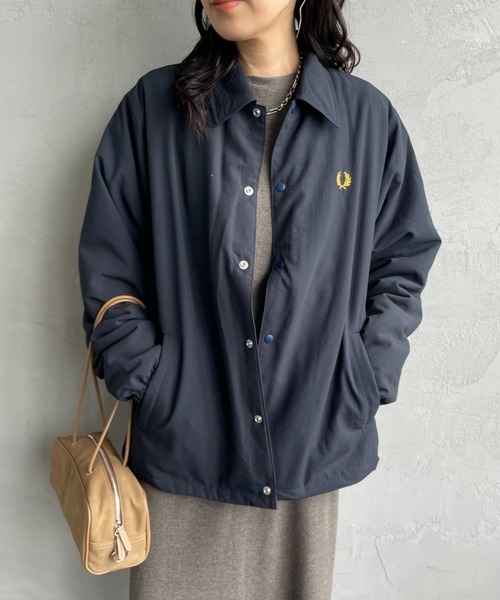 FRED PERRY（フレッドペリー）の「[FRED PERRY/フレッドペリー] 別注 パデッドボタン 中綿ジャケット（ブルゾン・レディース・ブラック/ネイビー・S/M/L）」の7枚目の写真