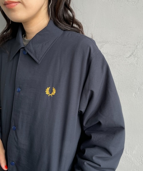 FRED PERRY（フレッドペリー）の「[FRED PERRY/フレッドペリー] 別注 パデッドボタン 中綿ジャケット（ブルゾン・レディース・ブラック/ネイビー・S/M/L）」の20枚目の写真