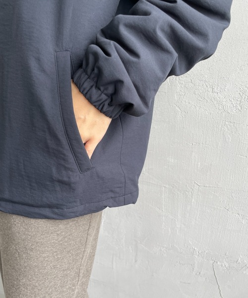 FRED PERRY（フレッドペリー）の「[FRED PERRY/フレッドペリー] 別注 パデッドボタン 中綿ジャケット（ブルゾン・レディース・ブラック/ネイビー・S/M/L）」の22枚目の写真