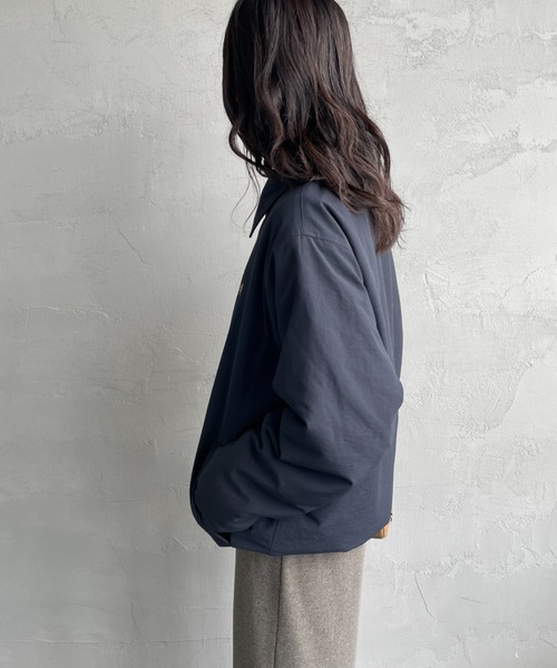 FRED PERRY（フレッドペリー）の「[FRED PERRY/フレッドペリー] 別注 パデッドボタン 中綿ジャケット（ブルゾン・レディース・ブラック/ネイビー・S/M/L）」の14枚目の写真