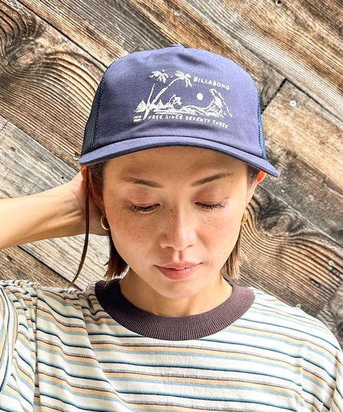 BILLABONG(ビラボン)の「BILLABONG メンズ 24A551501-LOUNGE TRU キャップ 【2025年秋冬モデル】/ビラボンフロントワッペン刺繍メッシュキャップ(帽子)(キャップ・メンズ・ネイビー/ブラウン・FREE)」の2枚目の写真