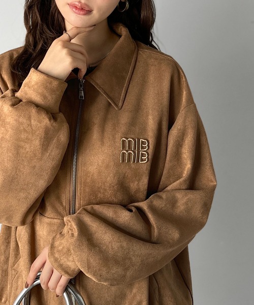 mily bilet（ミウィビレット）の「【mily bilet】柔らかタッチで重ね着にも最適♪立体刺繍デザインスエードポンチ素材ダブルジップブルゾン アウター（ブルゾン・レディース・キャメル/チャコール・X-LARGE/LARGE/MEDIUM/SMALL）」の4枚目の写真