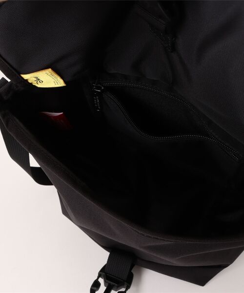 Manhattan Portage（マンハッタンポーテージ）の「Manhattan Portage/マンハッタンポーテージ ショルダーバック "くまのプーさん" NYLON MESSENGER BAG (XXS) POOH MP1603FZP500PH（ショルダーバッグ・メンズ・ブラック×レッド・FREE）」の4枚目の写真