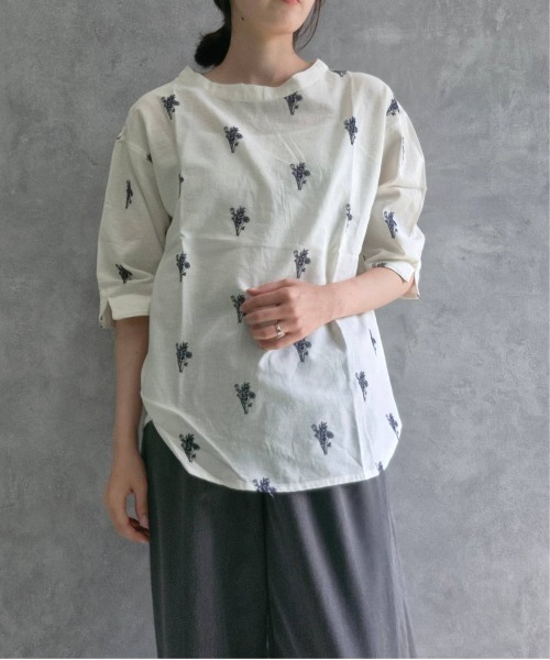Bleu Bleuet(ブルーブルーエ)の「フラワー刺繍ブラウス(シャツ/ブラウス・レディース・ホワイト系その他2/チャコールグレー/ネイビー/ホワイト系その他・FREE)」の2枚目の写真