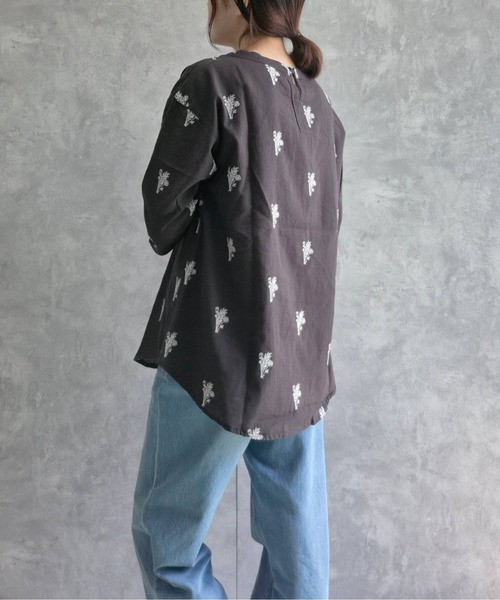 Bleu Bleuet(ブルーブルーエ)の「フラワー刺繍ブラウス(シャツ/ブラウス・レディース・ホワイト系その他2/チャコールグレー/ネイビー/ホワイト系その他・FREE)」の15枚目の写真