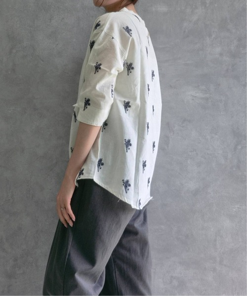 Bleu Bleuet(ブルーブルーエ)の「フラワー刺繍ブラウス(シャツ/ブラウス・レディース・ホワイト系その他2/チャコールグレー/ネイビー/ホワイト系その他・FREE)」の11枚目の写真
