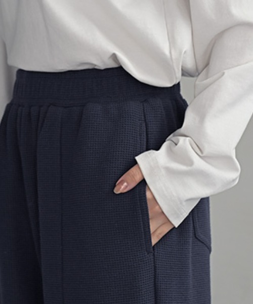 HUG.U（ハグユー）の「ワッフルワイドパンツ（その他パンツ・レディース・ブラック/ダークネイビー/ダークグレー・トール丈/レギュラー丈）」の22枚目の写真