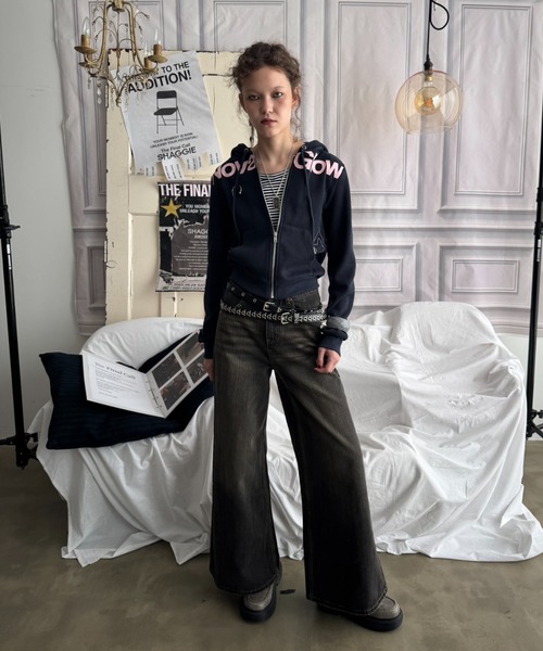 SHAGGIE(シャギー)の「【ViVi掲載】アイレット付きバギーワイドデニムパンツ(デニムパンツ・レディース・ブラック/ブルー・SMALL/LARGE/MEDIUM)」の4枚目の写真