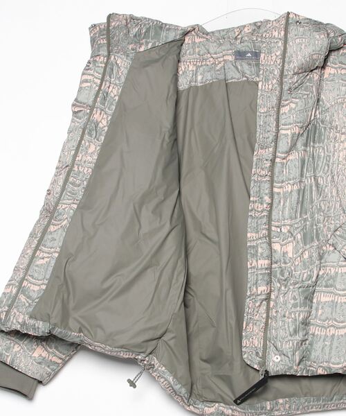 adidas by Stella McCartney（アディダスバイステラマッカートニー）の「adidas by Stella McCartney ミッドレングス パデッド ウィンタージャケット プリント【adidas by Stella McCartney】 / アディダス adidas（ダウンジャケット/コート・レディース・グレー・MEDIUM/LARGE/SMALL）」の6枚目の写真