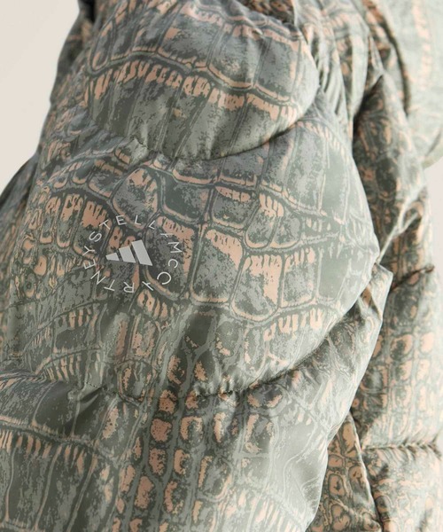 adidas by Stella McCartney（アディダスバイステラマッカートニー）の「adidas by Stella McCartney ミッドレングス パデッド ウィンタージャケット プリント【adidas by Stella McCartney】 / アディダス adidas（ダウンジャケット/コート・レディース・グレー・MEDIUM/LARGE/SMALL）」の2枚目の写真