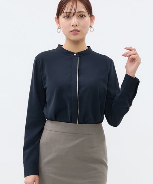 AOYAMA(アオヤマ)の「前立て部分のさりげない配色がアクセント!バンドカラー配色ブラウス(シャツ/ブラウス・レディース・ライトベージュ/ネイビー/ホワイト・S/M/L/LL)」の2枚目の写真