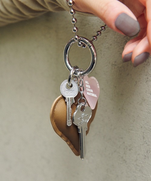 ベージュブラウンのハンドバッグ ホースチャームとハートチャーム ベージュブラウンのハンドバッグ ホースチャームとハート