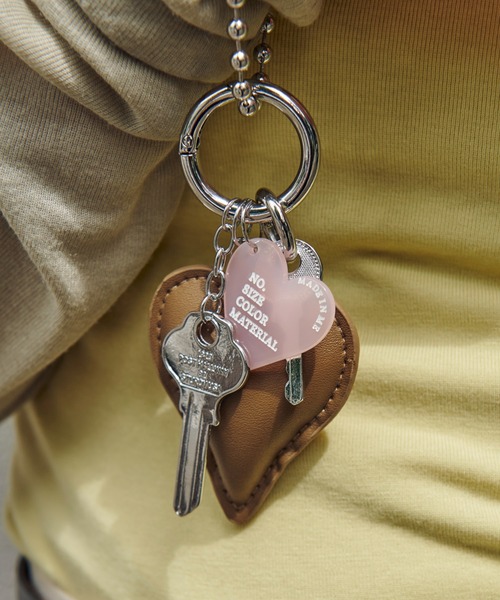 ベージュブラウンのハンドバッグ ホースチャームとハート