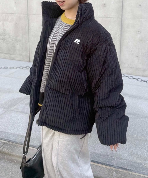 AS KNOW AS plus（アズノゥアズプラス）の「♪ワンポイントロゴ刺繍　スタンドカラー ドロスト付きコーデュロイ中綿ブルゾン（ブルゾン・レディース・チャコールグレー/アイボリー/ブラック・FREE）」の3枚目の写真