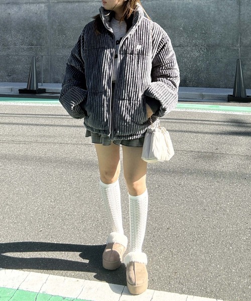 AS KNOW AS plus（アズノゥアズプラス）の「♪ワンポイントロゴ刺繍　スタンドカラー ドロスト付きコーデュロイ中綿ブルゾン（ブルゾン・レディース・チャコールグレー/アイボリー/ブラック・FREE）」の15枚目の写真