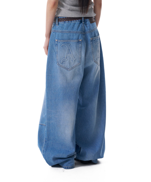 AAKAM（アーカム）の「Embossing Logo Denim Pants (Blue)（デニムパンツ・レディース・その他・2/1）」の2枚目の写真