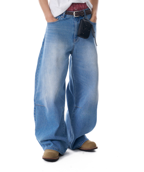 AAKAM（アーカム）の「Embossing Logo Denim Pants (Blue)（デニムパンツ・レディース・その他・2/1）」の3枚目の写真