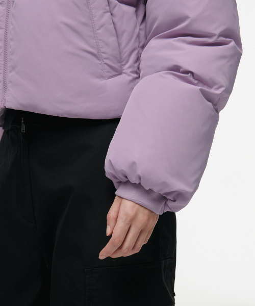 MUSINSA STANDARD WOMAN（ムシンサスタンダードウーマン）の「ウィメンズダウンプファークロップパディングジャケット[パープルピンク]（ダウンジャケット/コート・レディース・その他・SMALL/MEDIUM/LARGE/X-SMALL）」の6枚目の写真