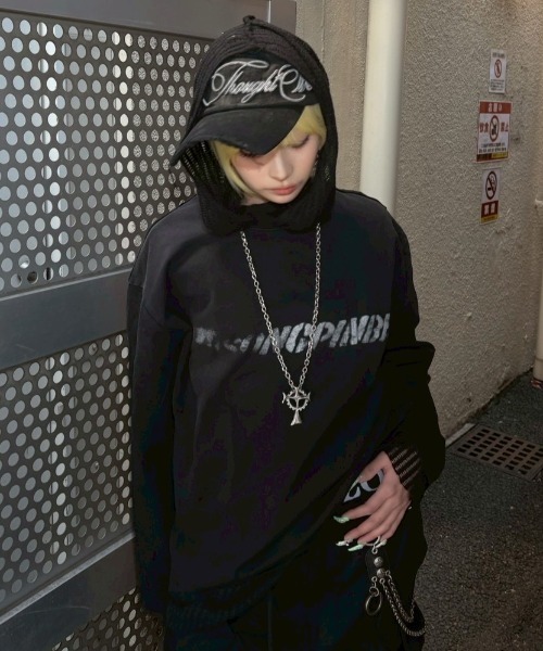 Never mind the XU（ネバーマインドザエックスユー）の「【Never mind the XU】washed long sleeve / 【ネバーマインド ザ エックスユー】ウォッシュドロゴ長袖Tシャツ（Tシャツ/カットソー・メンズ・ホワイト/ブラック・L/XL）」の2枚目の写真