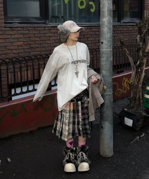 Never mind the XU（ネバーマインドザエックスユー）の「【Never mind the XU】washed long sleeve / 【ネバーマインド ザ エックスユー】ウォッシュドロゴ長袖Tシャツ（Tシャツ/カットソー・メンズ・ホワイト/ブラック・L/XL）」の5枚目の写真