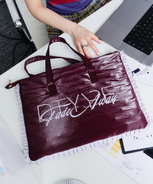 DTYYPE(ドタイプ)の「ストーンロゴフリルPCバッグ(トートバッグ・レディース・グレー/ボルドー・FREE)」の1枚目の写真