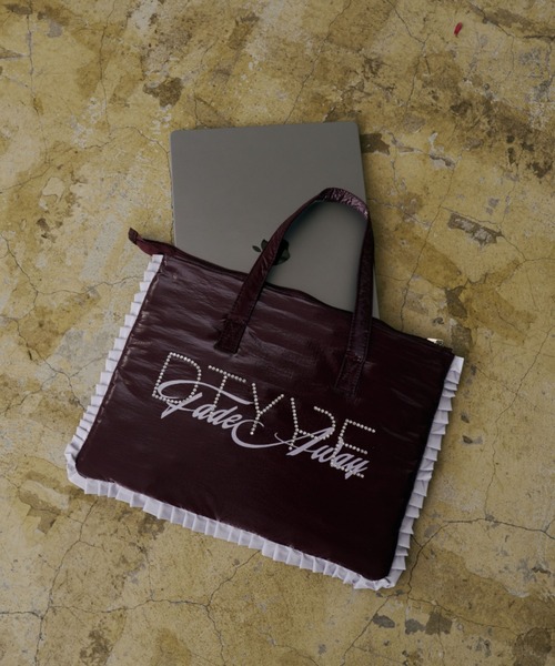 DTYYPE(ドタイプ)の「ストーンロゴフリルPCバッグ(トートバッグ・レディース・グレー/ボルドー・FREE)」の3枚目の写真