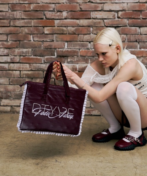 DTYYPE(ドタイプ)の「ストーンロゴフリルPCバッグ(トートバッグ・レディース・グレー/ボルドー・FREE)」の5枚目の写真