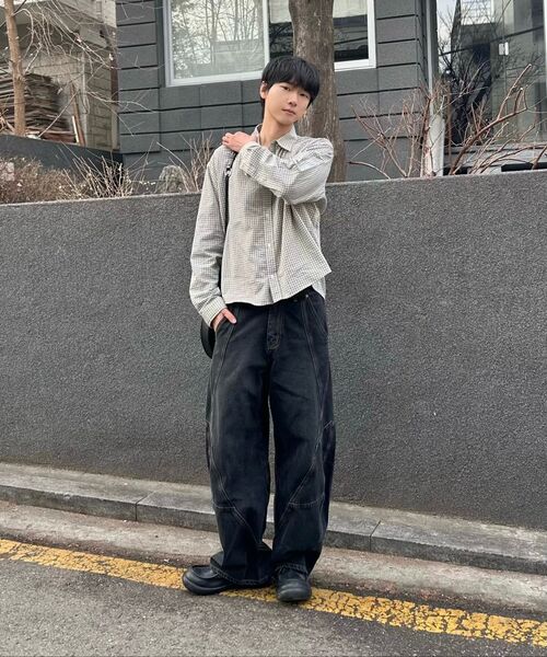 JUAN HOMME(ジュアンオム)の「ツイストデニムパンツ(ブラック)(デニムパンツ・メンズ・その他・SMALL/MEDIUM/LARGE)」の11枚目の写真