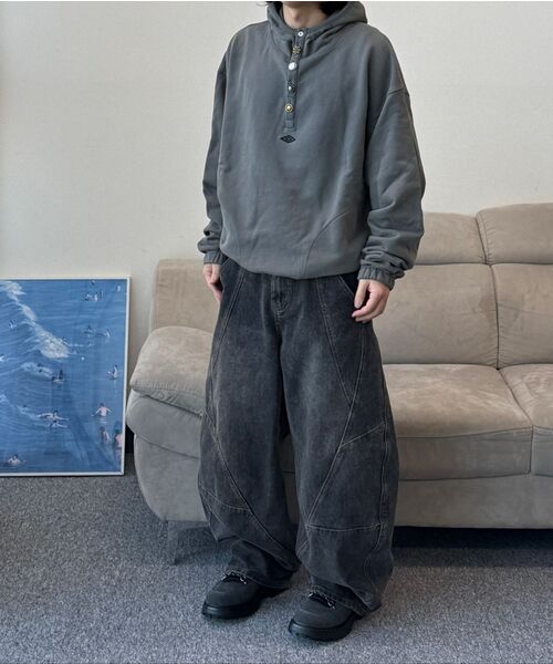 JUAN HOMME(ジュアンオム)の「ツイストデニムパンツ(ブラック)(デニムパンツ・メンズ・その他・SMALL/MEDIUM/LARGE)」の2枚目の写真