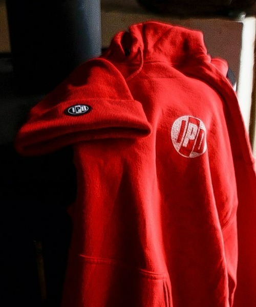 IPD（アイピーディー）の「【IPD】IPD HOLIDAY25 GIFT PACK（パーカー・メンズ・レッド・MEDIUM/LARGE）」の9枚目の写真