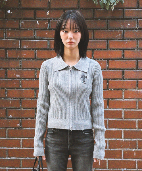 DAMISH(ダミシュ)の「ゴシッククロス刺繍ニットジップアップ_グレー(ニット/セーター・レディース・グレー・FREE)」の4枚目の写真