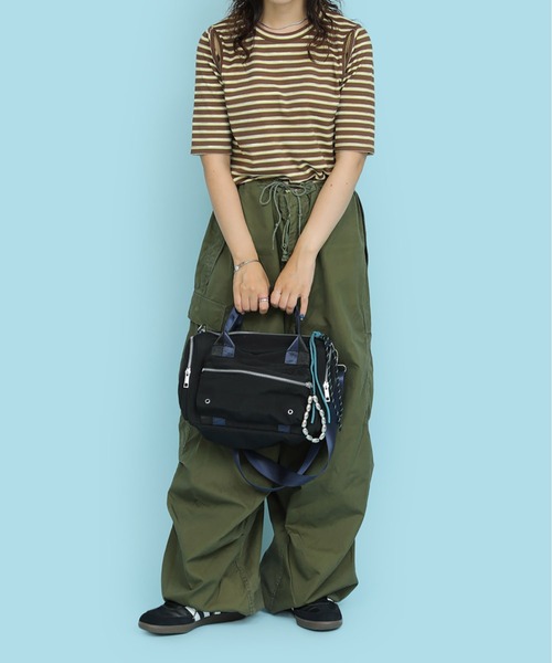 CONTROL FREAK / CTFK(コントロールフリーク)の「CONTROL FREAK / CTFK(コントロールフリーク)ミリタリーチャームボストンバッグ(ボストンバッグ・レディース・ブラック/カーキ・FREE)」の4枚目の写真