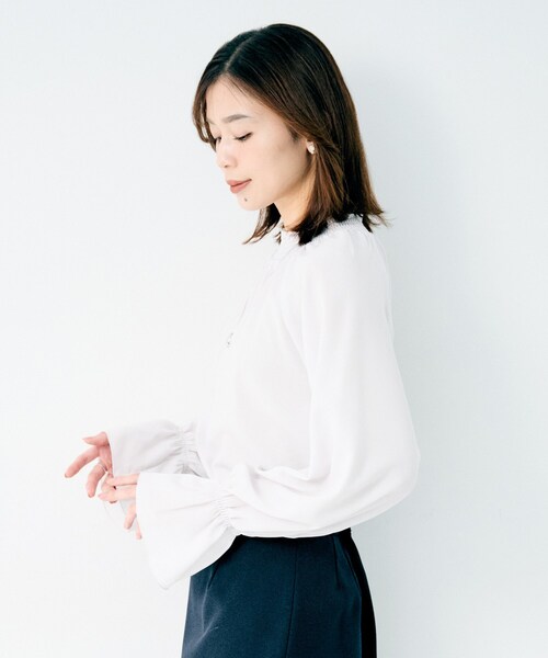 UNTITLED（アンタイトル）の「シャーリングデザインブラウス（シャツ/ブラウス・レディース・ライトグレー/ブラック/チャコールグレー・02）」の14枚目の写真