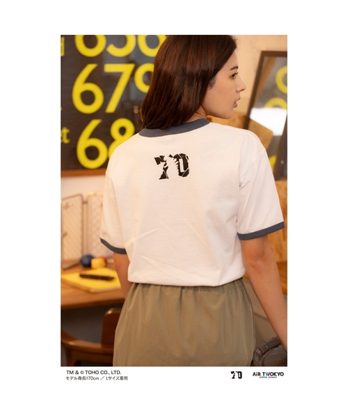 AIR TWOKYO(エアトゥーキョー)の「ゴジラ 70 周年記念 昭和シリーズシーンイラスト T シャツ 4(ジェットジャガー & ゴジラ)(Tシャツ/カットソー・メンズ・ナチュラル・MEDIUM/XX-LARGE/X-LARGE/LARGE)」の2枚目の写真
