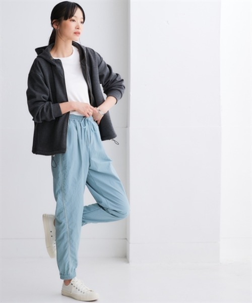 nissen（ニッセン）の「なめらかポンチ素材　ジップアップパーカー＜大きいサイズ有＞（パーカー・レディース・グレイッシュブルー/ダークグリーン/チャコールグレー/パープル/モカ/グレイッシュベージュ/ブラック/レモンイエロー/オフホワイト・L/M/S/3L/LL）」の16枚目の写真