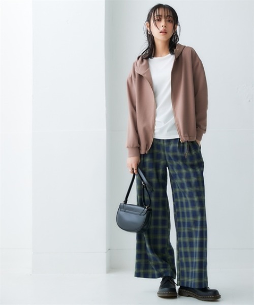 nissen（ニッセン）の「なめらかポンチ素材　ジップアップパーカー＜大きいサイズ有＞（パーカー・レディース・グレイッシュブルー/ダークグリーン/チャコールグレー/パープル/モカ/グレイッシュベージュ/ブラック/レモンイエロー/オフホワイト・L/M/S/3L/LL）」の20枚目の写真