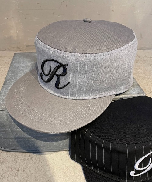 SPINNS(スピンズ)の「ピルボックスキャップ/ピンストライプ/ワンポイント刺繍ロゴ/ユニセックス(キャップ・メンズ・ブラック/グレー・ONESIZE)」の2枚目の写真