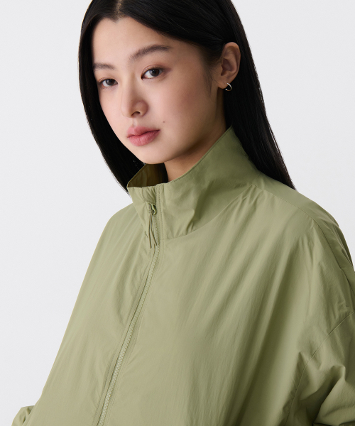 MUSINSA STANDARD WOMAN（ムシンサスタンダードウーマン）の「ウィメンズオーバーサイズハイネックウィンドブレーカージャケット[セージ]（ナイロンジャケット・レディース・その他・SMALL/MEDIUM/LARGE/X-SMALL）」の6枚目の写真