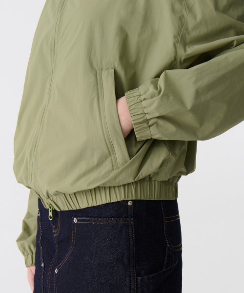 MUSINSA STANDARD WOMAN（ムシンサスタンダードウーマン）の「ウィメンズオーバーサイズハイネックウィンドブレーカージャケット[セージ]（ナイロンジャケット・レディース・その他・SMALL/MEDIUM/LARGE/X-SMALL）」の4枚目の写真