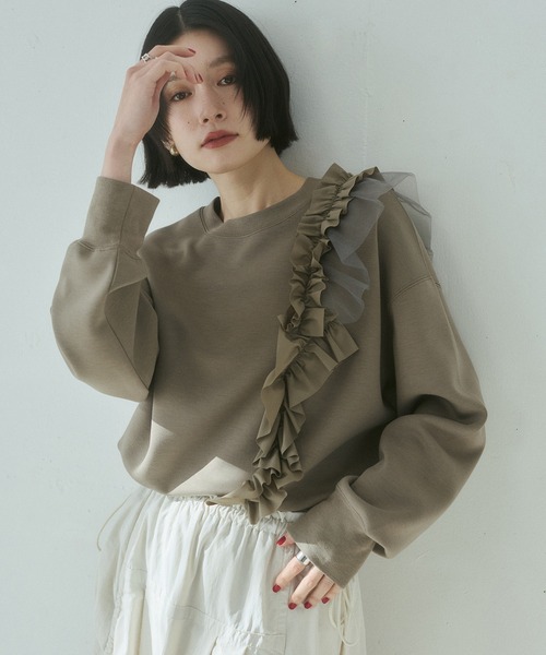 hunch(ハンチ)の「ライトダンボール アシメフリルトップス(スウェット・レディース・ダークカーキ/ブラック・FREE)」の2枚目の写真