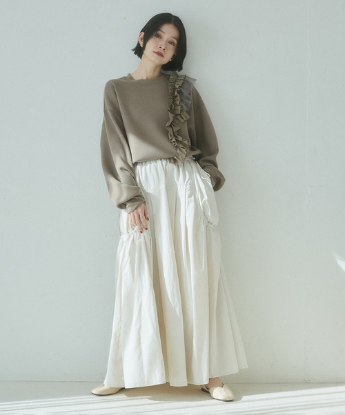 hunch(ハンチ)の「ライトダンボール アシメフリルトップス(スウェット・レディース・ダークカーキ/ブラック・FREE)」の17枚目の写真