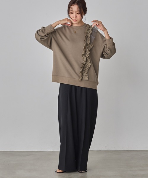 hunch(ハンチ)の「ライトダンボール アシメフリルトップス(スウェット・レディース・ダークカーキ/ブラック・FREE)」の5枚目の写真